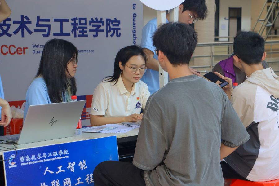 严谨认真的咨询人员.jpg