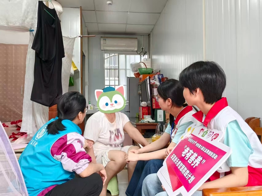 2.围坐陪伴.jpg