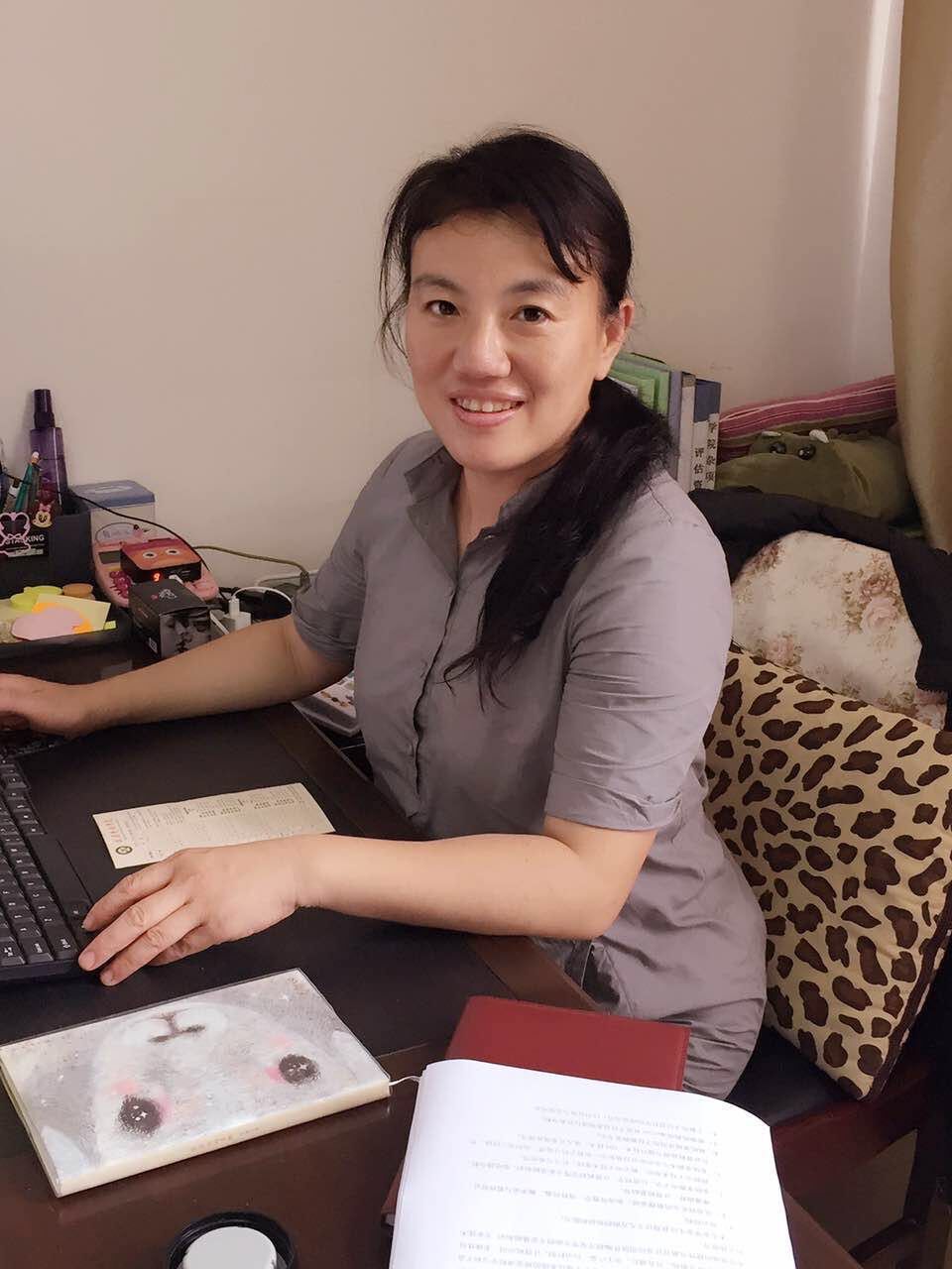 广州商学院-信息技术与工程学院-余华-工作照2.jpg